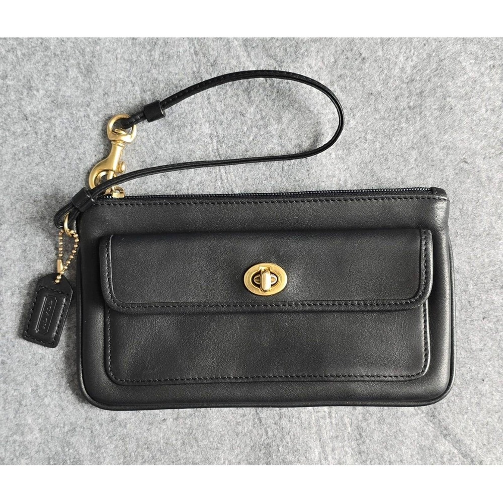 Vintage Coach Front Flap Turnlock Glove-tanned Leather Wristlet in black EUC